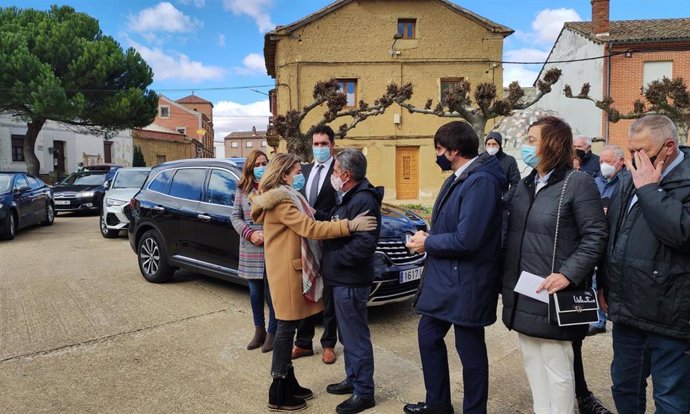 La ministra de Transportes, Movilidad y Agenda Urbana, Raquel Sánchez, saluda a los participantes en la visita a las obras del tramo Amusco-Osorno en Palencia.
