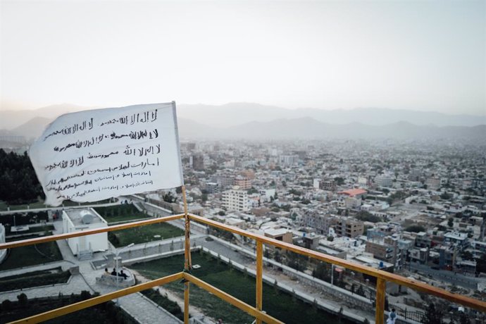 Bandera talibán en Kabul