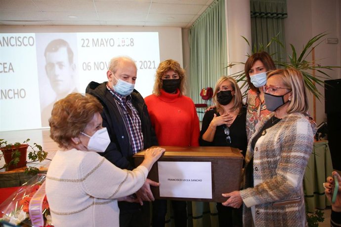 La consejera Ana Ollo entrega a sus familiares los restos de Francisco Lecea, asesinado en la Fuga de Ezkaba