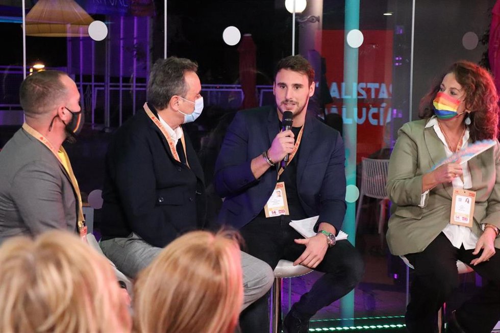 El secretario de Políticas LGTBI del PSOE federal, Víctor Gutiérrez; la activista de los derechos LGTBIQ+, Carla Antonelli; y el alcalde de Torremolinos, Pepe Ortiz, en un foro sobre diversidad paralelo al Congreso del PSOE-A