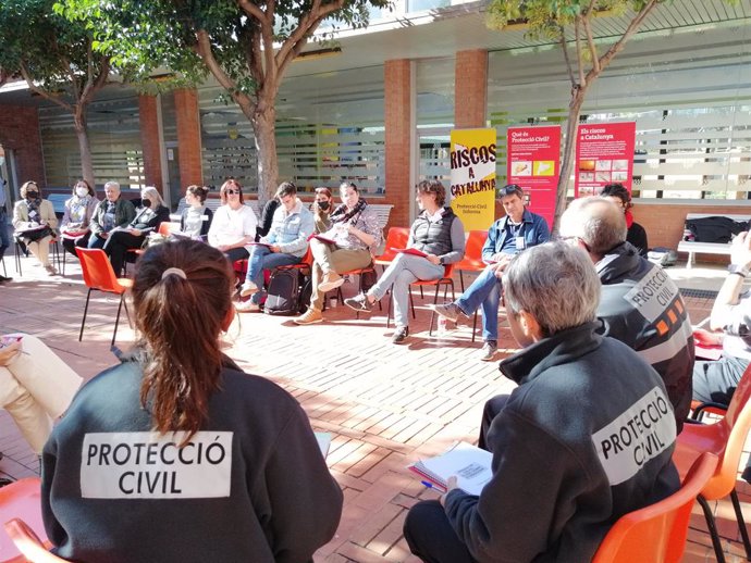 Imatge d'una reunió sobre el risc químic del Polígon Sud de Tarragona entre representants de Protecció Civil de la Generalitat i vens de Tarragona