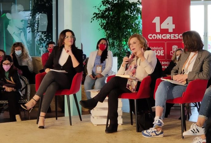 La expresidenta del PSOE-A Amparo Rubiales interviene en el XIV Congreso Regional del PSOE-A en Torremolinos (Málaga).