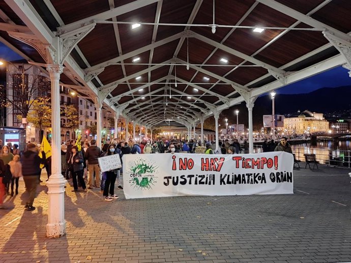 Cientos de personas se manifiestan en Bilbao a favor de la "justicia climática"