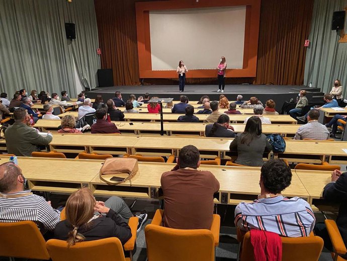 Verónica Pérez interviene en una reunión de la delegación del PSOE de Sevilla en el XIV Congreso Regional del partido