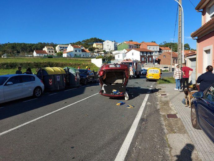 AM.- Heridas dos personas al colisionar dos vehículos en un accidente de tráfico en Ribeira (A Coruña)