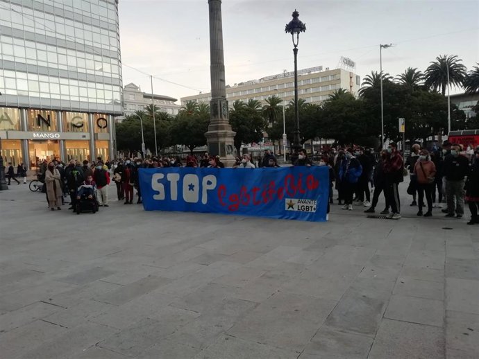 Algo más de medio centenar de personas se concentran en A Coruña en repulsa de la agresión transfóbica de Lugo