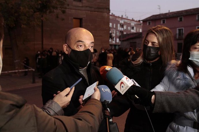 Gonzalo Martín, tío abuelo de Álex, el niño de nueve años asesinado el pasado jueves en la localidad riojana de Lardero, ofrece declaraciones a los medios en las inmediaciones de la iglesia parroquial de San Pedro