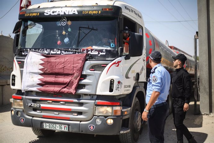 Archivo - Camión cisterna con diésel qatarí destinado a la única central eléctrica de la Franja de Gaza