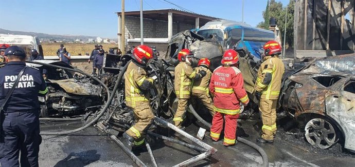 Equipos de rescate trabajan en la limpieza del escenario de un accidente de tráfico en la autopista México-Puebla