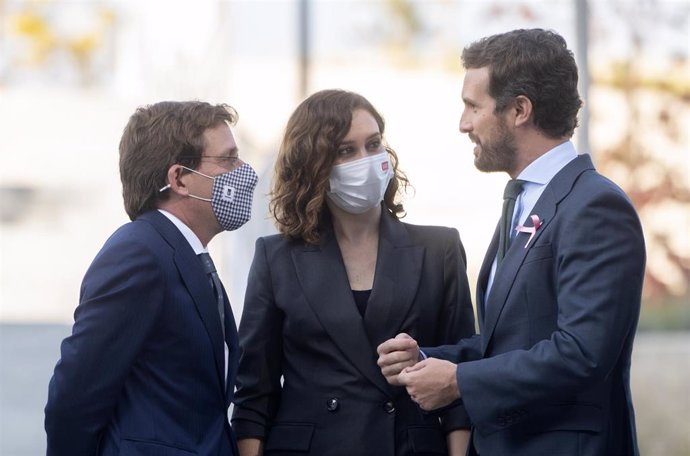 El alcalde de Madrid, José Luis Martínez-Almeida; la presidenta de la Comunidad de Madrid, Isabel Díaz Ayuso y el presidente del PP, Pablo Casado, a su llegada a la inauguración del nuevo Campus de IE Tower. En Madrid, a 19 de octubre de 2021. 