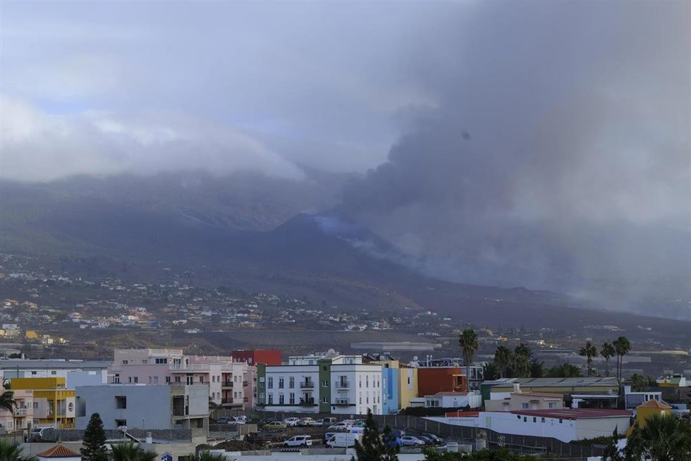 Una gran nube de ceniza sobre el volcán de Cumbre Vieja, a 6 de noviembre de 2021, en La Palma