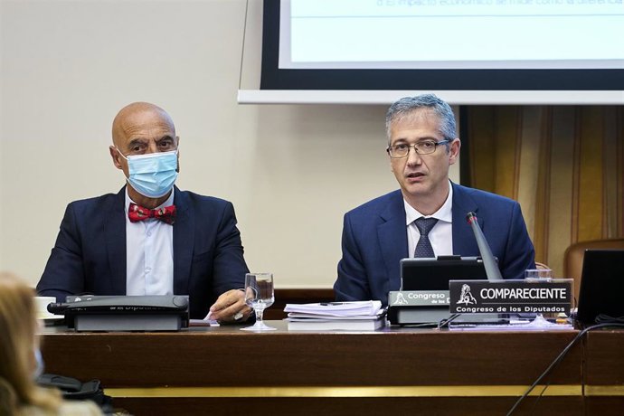 Archivo - El diputado socialista Antonio Hurtado (i) y el gobernador del Banco de España, Pablo Hernández de Cos (d) en la Comisión de Asuntos Económicos y Transformación Digital.