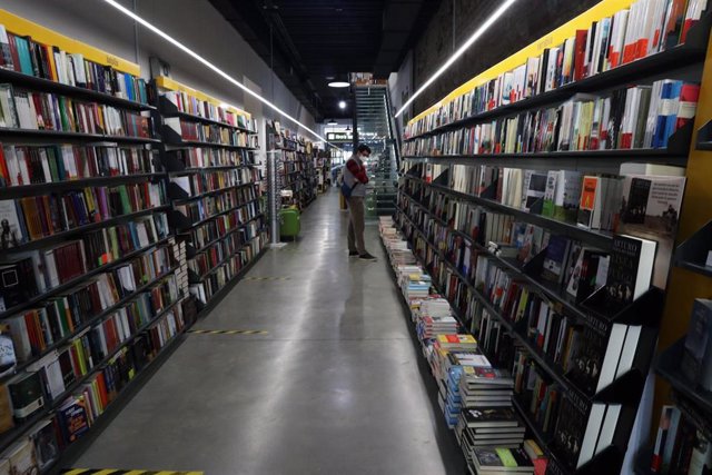 Archivo -  Una librería en Málaga, foto de recurso