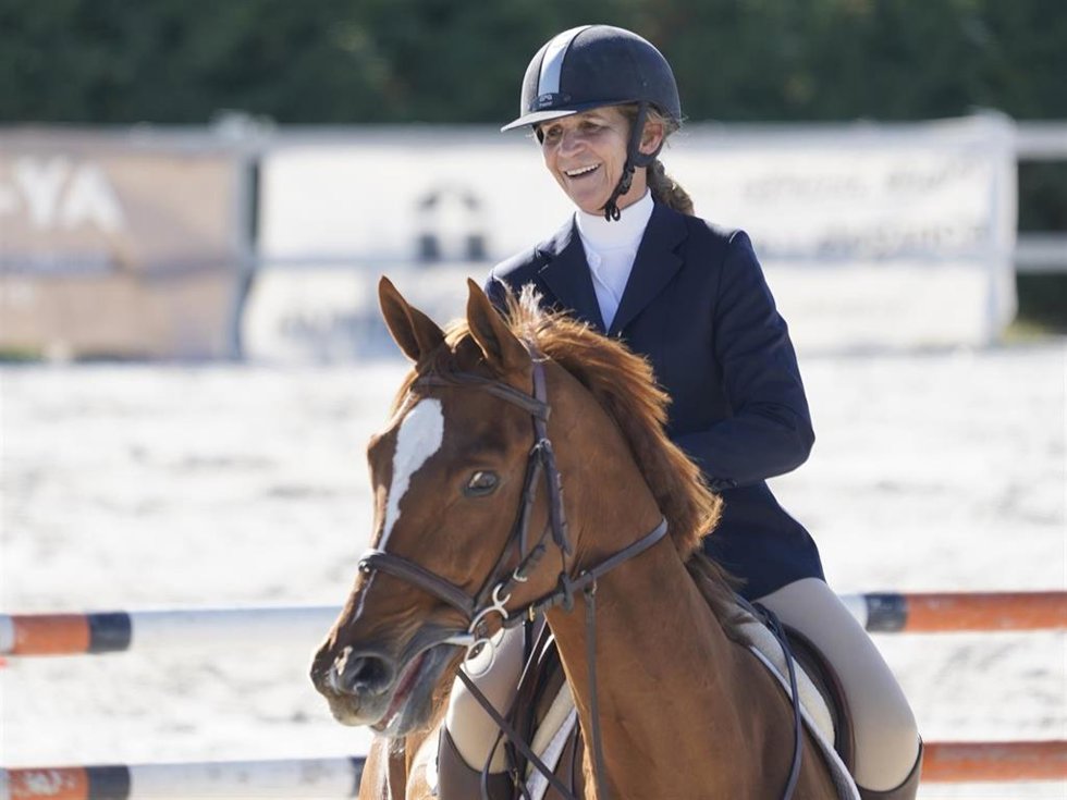 LA INFANTA ELENA EN UNA COMPETICIÓN HÍPICA