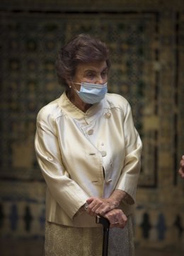 Archivo - La pintora Carmen Laffón, durante la inauguración de su exposición 'La sal' primera de las muestras incluidas en el 'Semestre Laffón' organizado por la Consejería de Cultura y Patrimonio Histórico. en el Centro Andaluz de Arte Contemporáneo (CAA