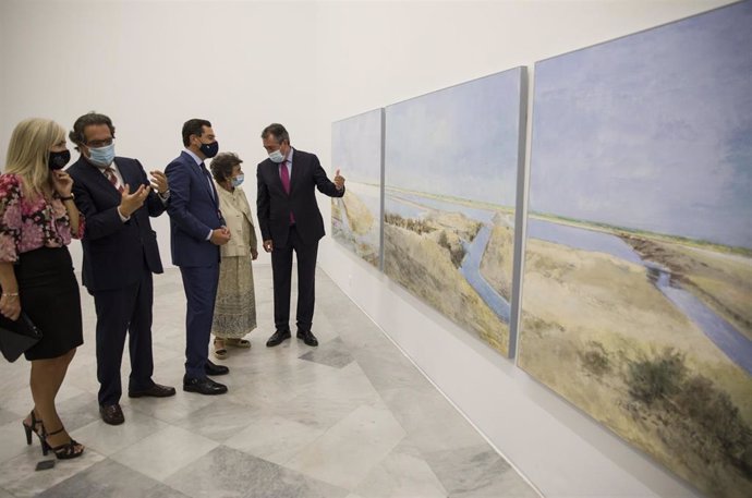 Archivo - El presidente de la Junta, Juanma Moreno (c), junto a la pintora Carmen Laffón (2d); la consejera de Cultura, Patricia del Pozo (1i); el alcalde de Sevilla, Juan Espadas (1d); el presidente de la Fundación Cajasol, Antonio Pulido (2i) en inaug