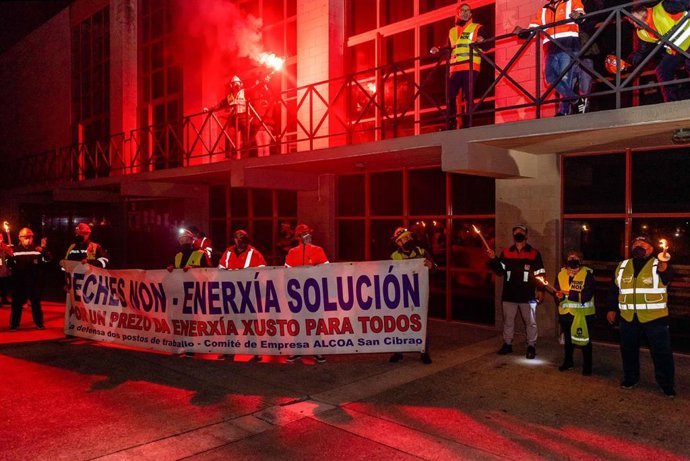 Varios trabajadores de la planta de la empresa Alcoa en San Cibrao participan en una marcha nocturna pro las calles del municipio de Xove, a 6 de noviembre de 2021, en Xove, Lugo, Galicia (España). Los trabajadores de Alcoa realizan esta marcha nocturna