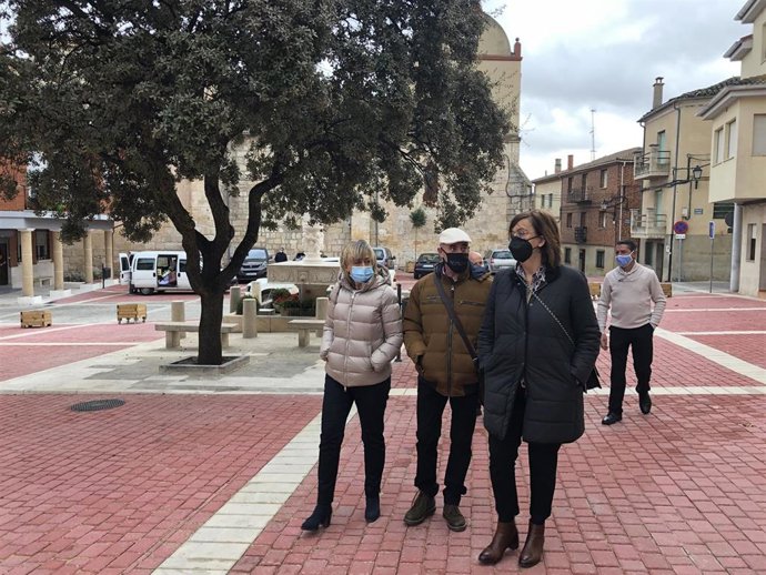 Armisén (d) durante su visita a Castrillo de Don Juan.