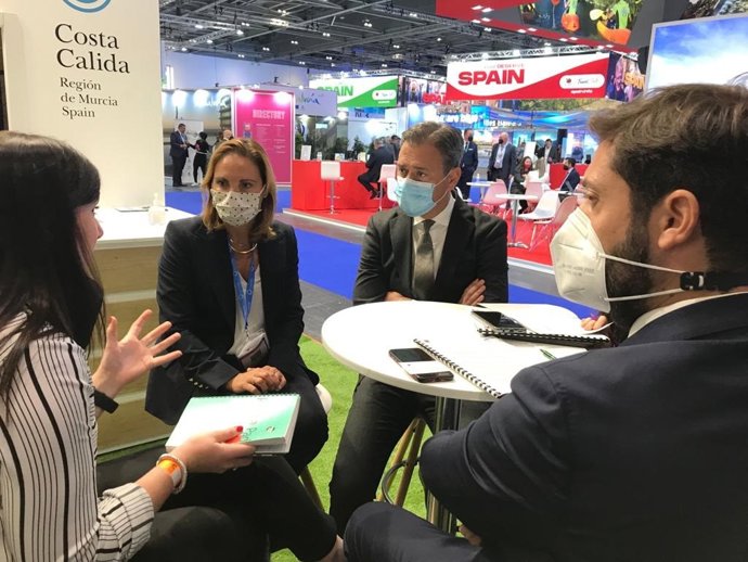 Uno de los encuentros mantenidos por la delegación de la Región, encabezada por el consejero de Presidencia, Turismo y Deportes, Marcos Ortuño, con representantes del sector turístico en la feria londinense