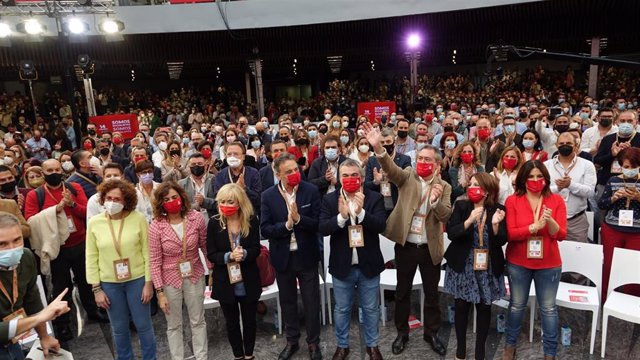 El secretario general del PSOE-A, Juan Espadas, saluda en la inauguración del 14 Congreso del PSOE-A, en Torremolinos (Málaga).