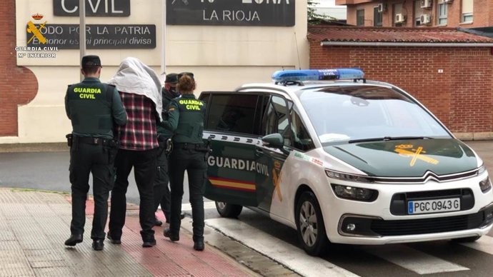 El detenido como presunto autor de la muerte de un niño de nueve años en Lardero, bajo custodia de la Guardia Civil