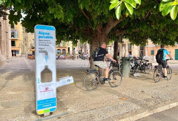 Fuente de agua filtrada instalada delante de la Llotja de Palma.