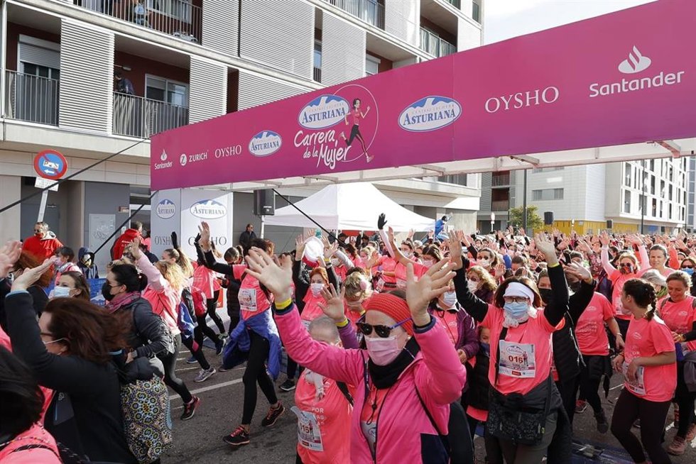 La marea rosa "inunda" las calles de la ciudad para reivindicar la prevención del cáncer de mama.