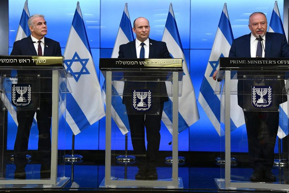 Yair Lapid, Naftali Bennett y Avigdor Liberman durante una rueda de prensa en Jerusalén