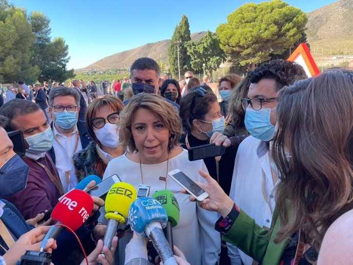 Susana Díaz atiende a los medios a su llegada al XIV Congreso Regional del PSOE-A