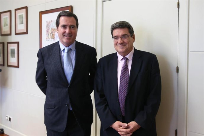Archivo - El ministro de Inclusión, Seguridad Social y Migraciones, José Luis Escrivá (dcha) con el presidente de la CEOE, Antonio Garamendi, en una imagen de archivo
