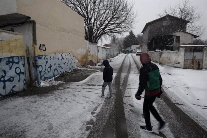 Archivo - Dos niños andan entre la nieve en la Cañada Real Galiana, Madrid, en enero de 2021.