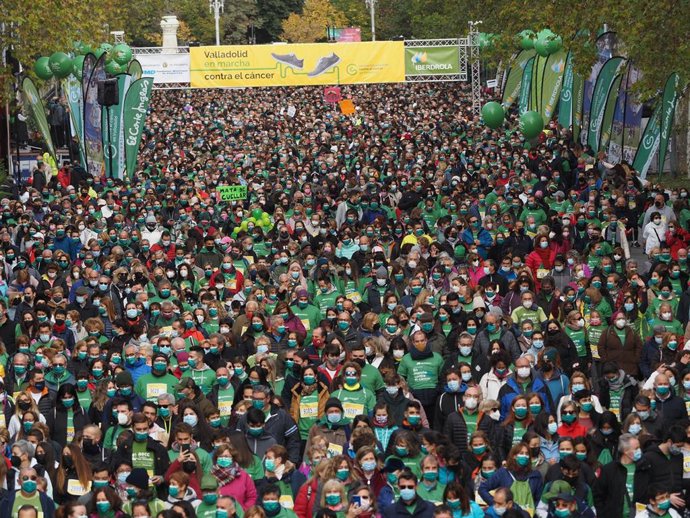 Miles de personas participan en la Marcha Contra el Cáncer de Valladolid.