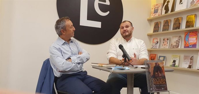 El escritor leonés Chema Contreras (izquierda) acompaña al palentino David Sañudo (derecha) en la presentación de 'La victoria perdida' celebrada el pasado 28 de octubre en Librería Lé de Madrid.
