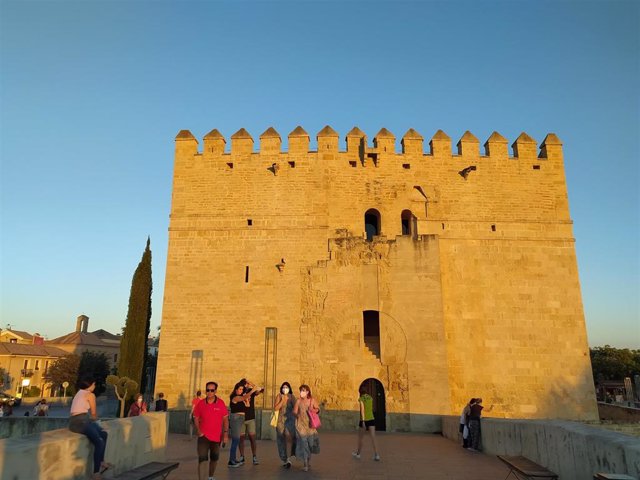 Turistas en el Puente Romano, ante a la Torre de la Calahorra.