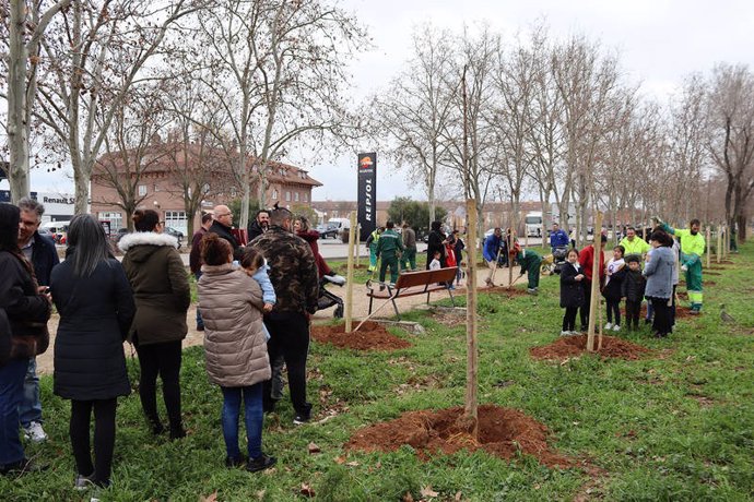 Archivo - Vuelven las plantaciones del programa municipal 'En Azuqueca nace un bebé, nace un árbol'