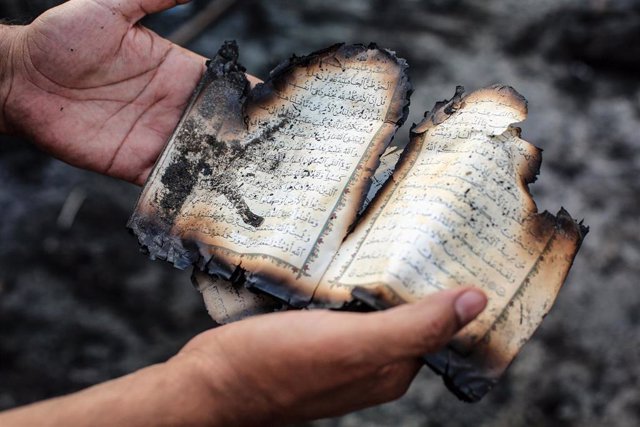 Un corán ardiendo tras los enfrentamientos entre grupos proiraníes y la Policía en Bagdad 