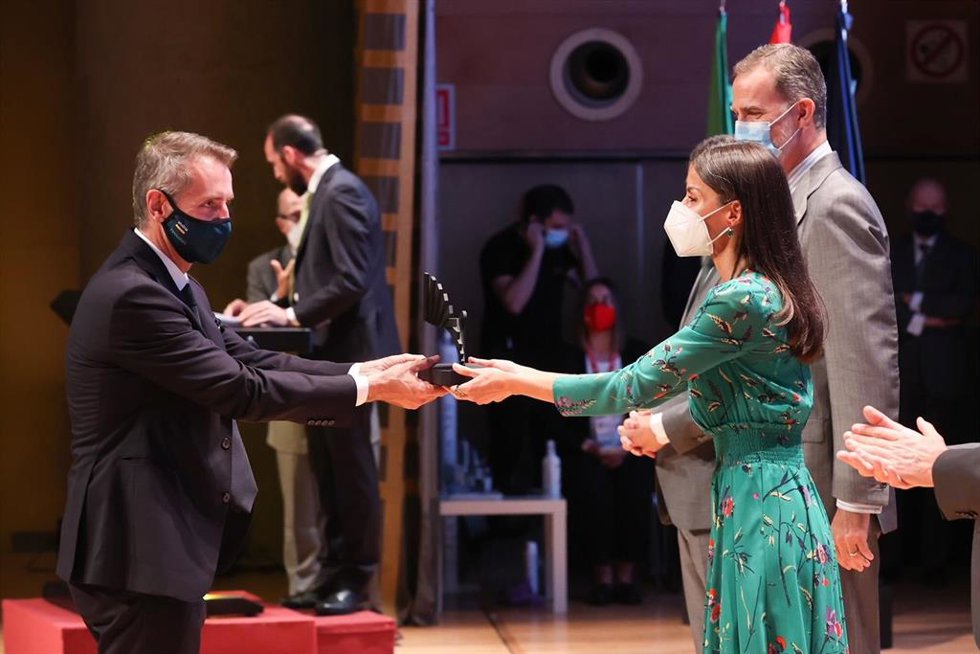 Archivo - El presidente de Indra, Marc Murtra, recoge de las manos de la Reina Leticia y ante la mirada del Rey Felipe VI el Premio Nacional de Innovación 2020 otorgado a la tecnológica española.