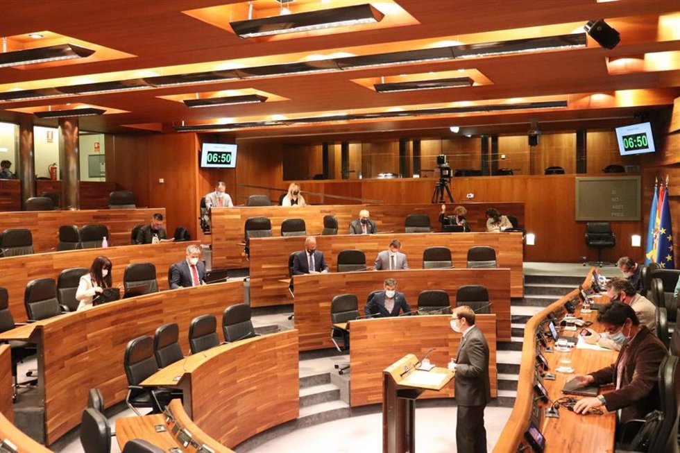 Archivo - Imagen de archivo del portavoz de Foro, Adrián Pumares, en un pleno de la Junta General