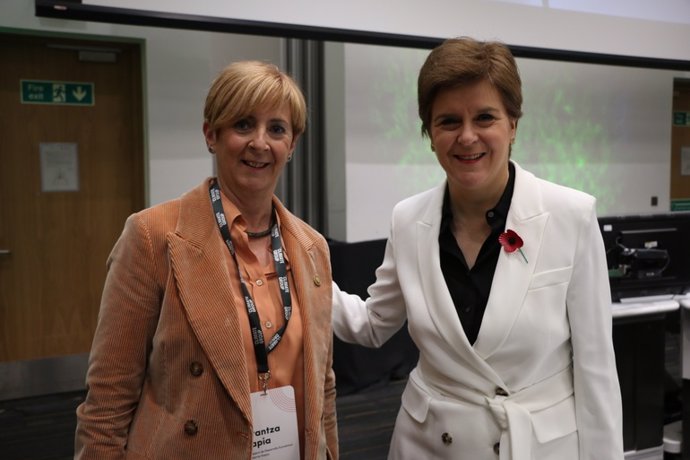 La consejera Arantxa Tapia (izq), junto a la primera Ministra de Escocia, Nicola Sturgeon
