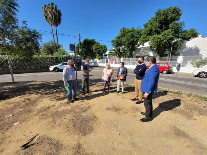 El portavoz de Cs, Álvaro Pimentel, y el concejal naranja Lorenzo López Aparicio, durante su visita a Santa Clara