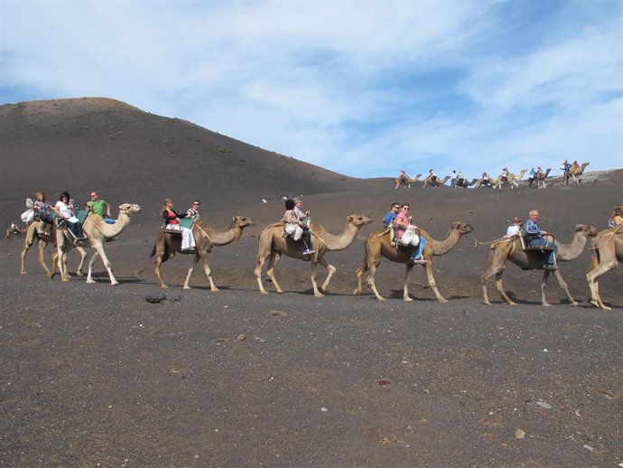 Archivo - Paseo en camello en Timanfaya (Lanzarote)