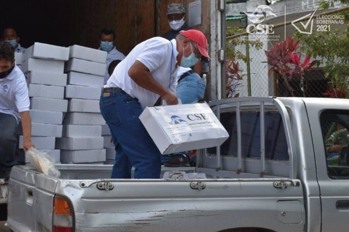 Reparto de material electoral en Nicaragua