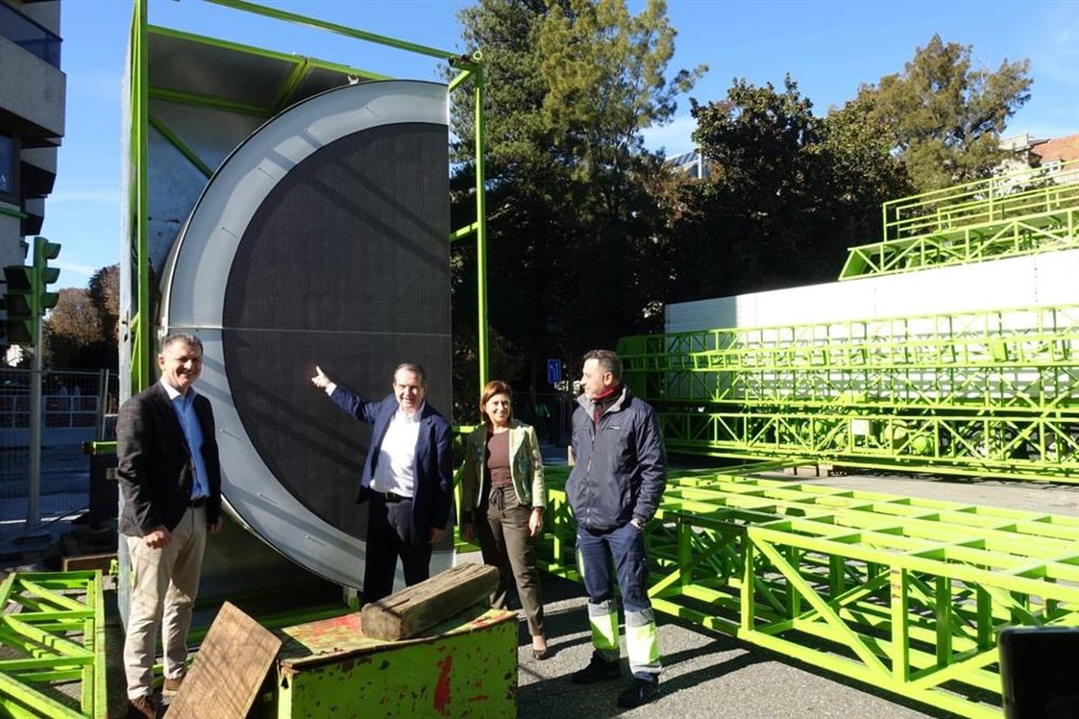El alcalde de Vigo, Abel Caballero, visita las obras de montaje de la Noria navideña de la ciudad