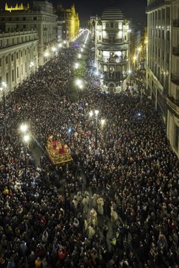 El Señor del Gran Poder rodeado de público durante el traslado a su Basílica del Señor del Gran Poder por la Santa Misión a 6 de noviembre de 2021 en Sevilla