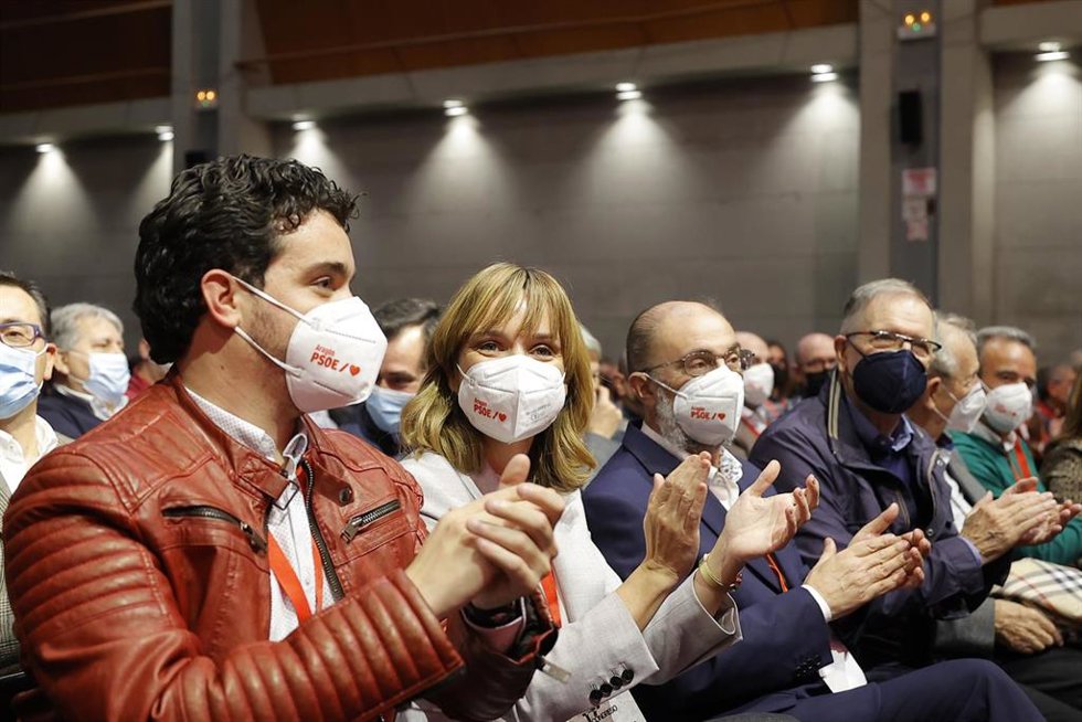 Dario Villagrasa, reelegido secretario de Organización del PSOE Aragón, con la ministra y vocal en la ejecutiva federal del PSOE, el secretario general del PSOE Aragón y presidente de Aragón, Javier Lambán, y su antecesor, Marcelino Iglesias.