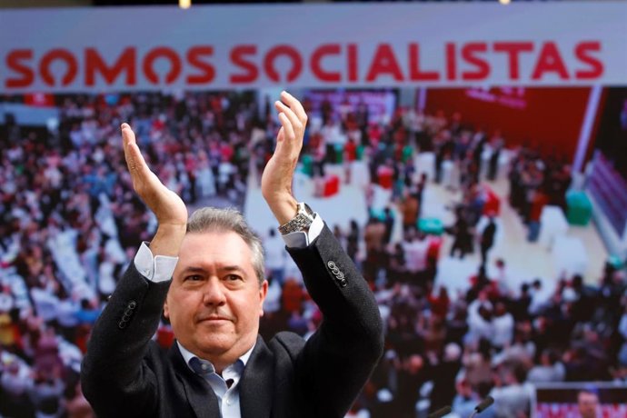 El secretario general del PSOE-A, Juan Espadas, durante su intervención en el segundo día del XIV congreso Regional del PSOE-A a 07 de noviembre 2021 en Torremolinos (Málaga, Andalucía)