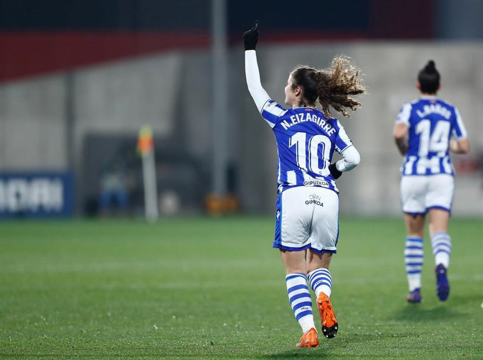 Archivo - Nerea Eizagirre celebrando un gon con la Real Sociedad