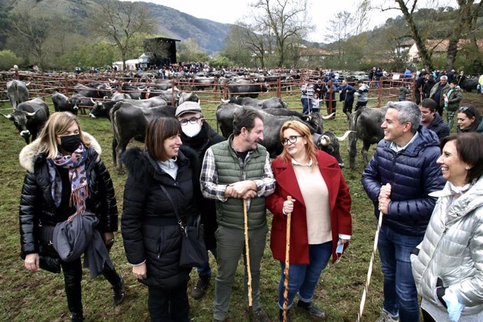 El vicepresidente, Pablo Zuloaga, y la consejera de Economía, María Sánchez, visitan la feria de ganado de Cieza