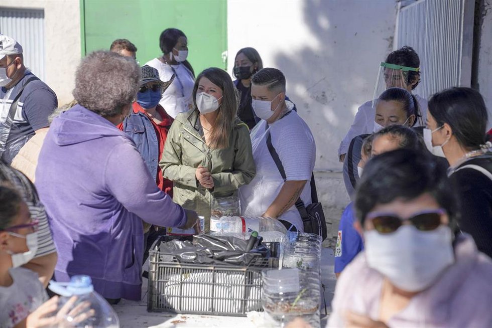 La vicepresidenta de Diputación, Ángeles Martínez, visita los minihuertos urbanos junto a la asociación de Colombianos 'Almería para todos', quienes celebran este domingo un taller de mini huertos caseros.