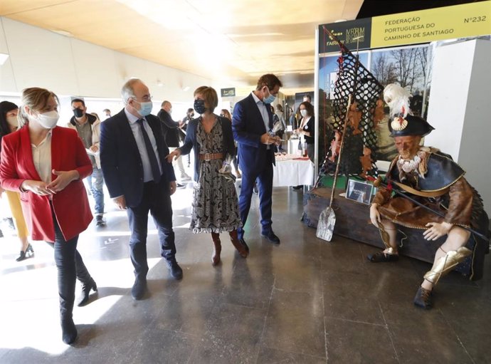 La directora de Turismo de Galicia, Nava Castro, y el alcalde de Santiago, Xosé Sánchez Bugallo, en la inauguración del IV Fairway Fórum del Camino de Santiago.